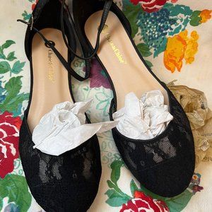 Chase & Chloe Black Flats Shoes Sandals Covered Toe NWOT